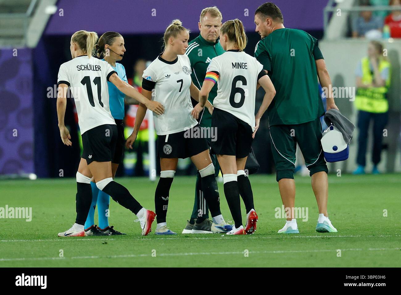 St.Gallen, Schweiz. Juli 2025. Janina Minge (Deutschland, 6) l. und Lea Schueller (Deutschland, 11) kümmert sich um die Verletzung Giulia Gwinn (Deutschland, 7). 04.07.2025, Fußball, UEFA Women's Euro, Deutschland - Polen, Schweiz, St. Gallen, Kybunpark. Foto: HMB Media/Alamy Live News Stockfoto