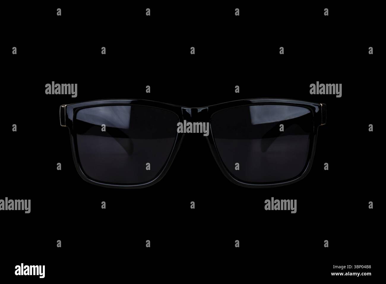 Schwarz maennliche sonnenbrille isoliert auf schwarzem hintergrund Stockfoto