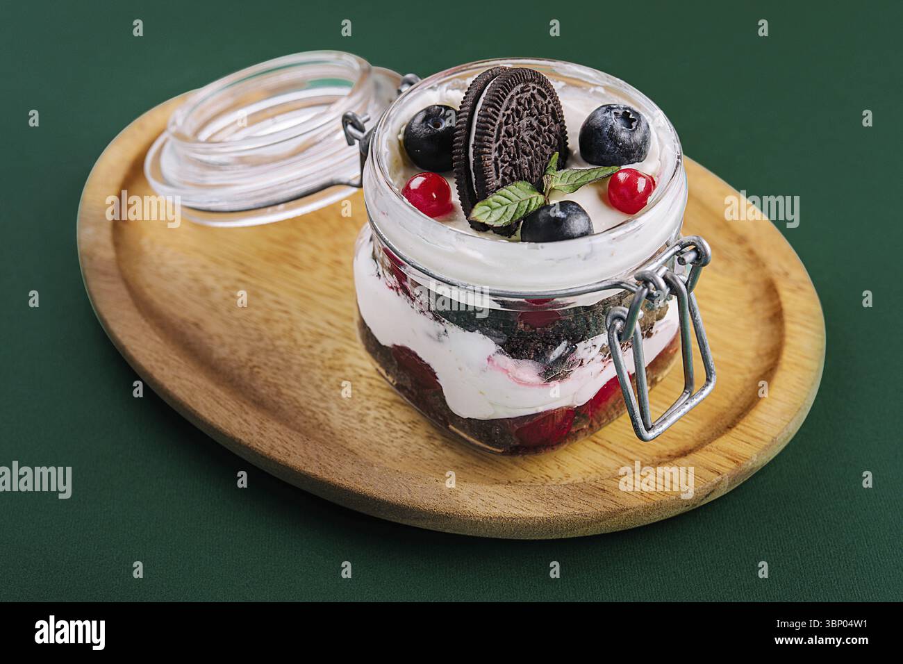 Stillleben, Oreo-Kuchen mit dunkler Schokolade und Sahne Stockfoto