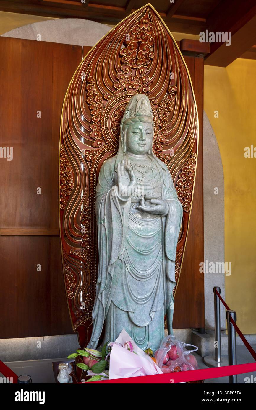 Göttin der Barmherzigkeit, Bodhisattva Guan Yin, Jing'an Tempel, Tempel des Friedens und der Ruhe, Shanghai, Volksrepublik China Stockfoto Göttin der Barmherzigkeit, Bodhisattva Guan Yin, Jing'an Tempel, Tempel des Friedens und der Ruhe, Shanghai, Volksrepublik China Stockfoto