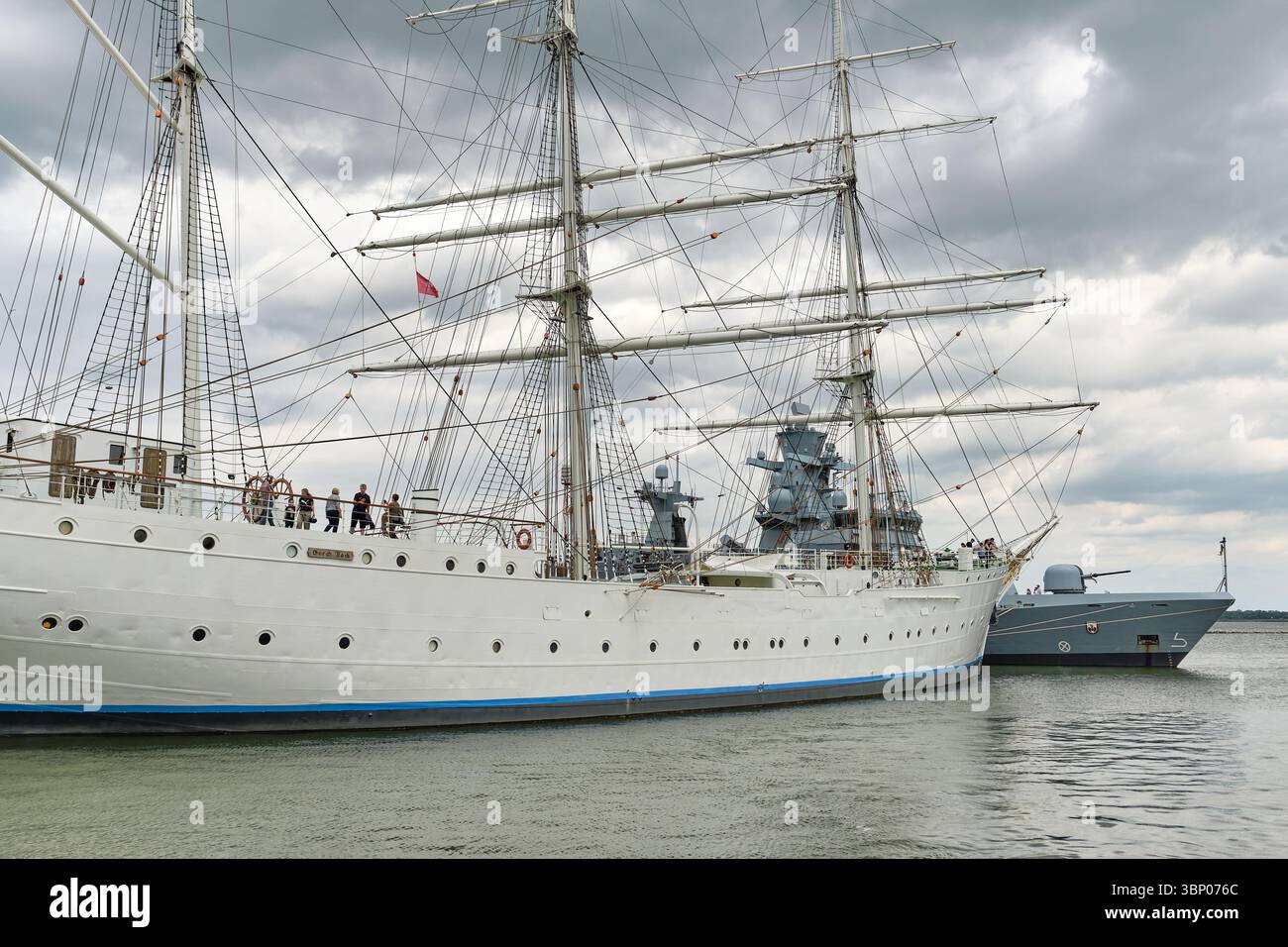 30. Juni 2025: Stralsund: Die Dreimastrinde Gorch Fock I und der Bug der deutschen Korvette Magdeburg (F261) im Hafen unter Dramatur Stockfoto