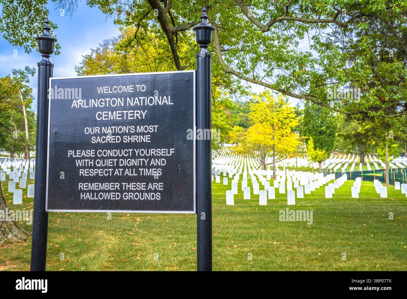 Washington DC, USA, 13. September 2024: Eingang zum Arlington National Cemetery und Schild in Washinghton DC View, Hauptstadt der Vereinigten Staaten von Amerika, USA Stockfoto