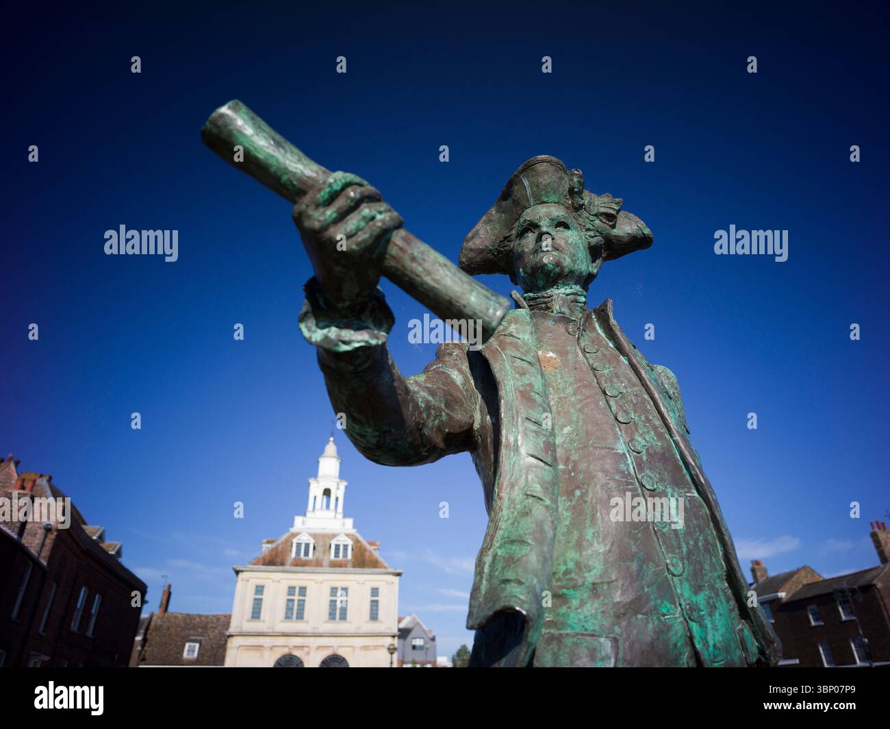 Kings Lynn, England, Großbritannien, 2. Juli 2025, George Vancouver Statue in der Nähe des Zollhauses Stockfoto