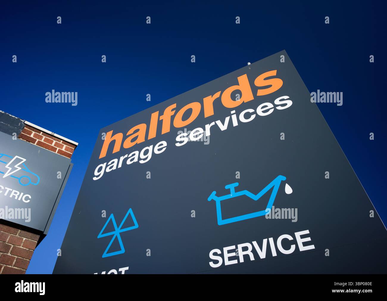 Kings Lynn, England, Großbritannien, 2. Juli 2025, Halfords Garage Services Stockfoto