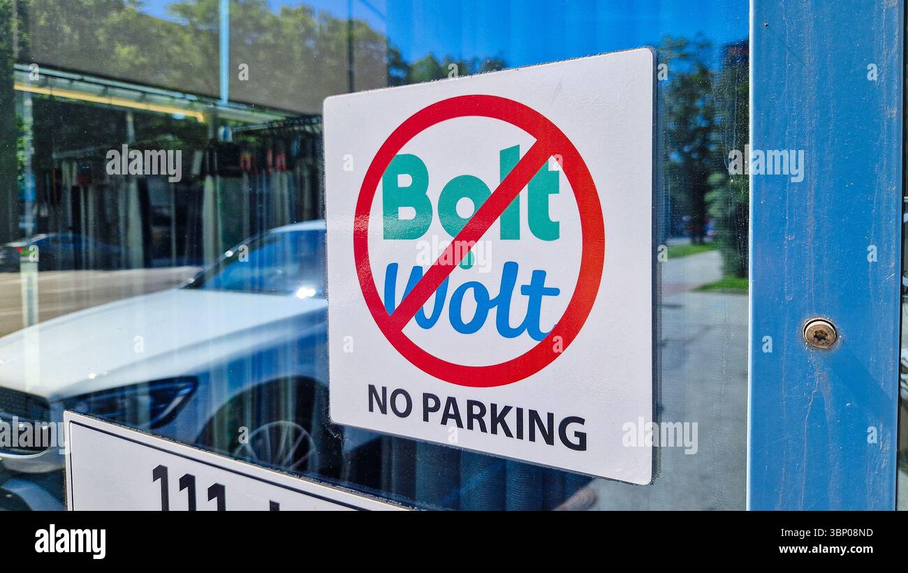 Tallinn, Estland - 3. Juli 2025: Rotes Verbotssymbol über den Logos von Bolt und Wolt. Kuriere von Food and Ride Delivery Services sind nicht erlaubt - Smartphone-aufgenommenes Stockfoto