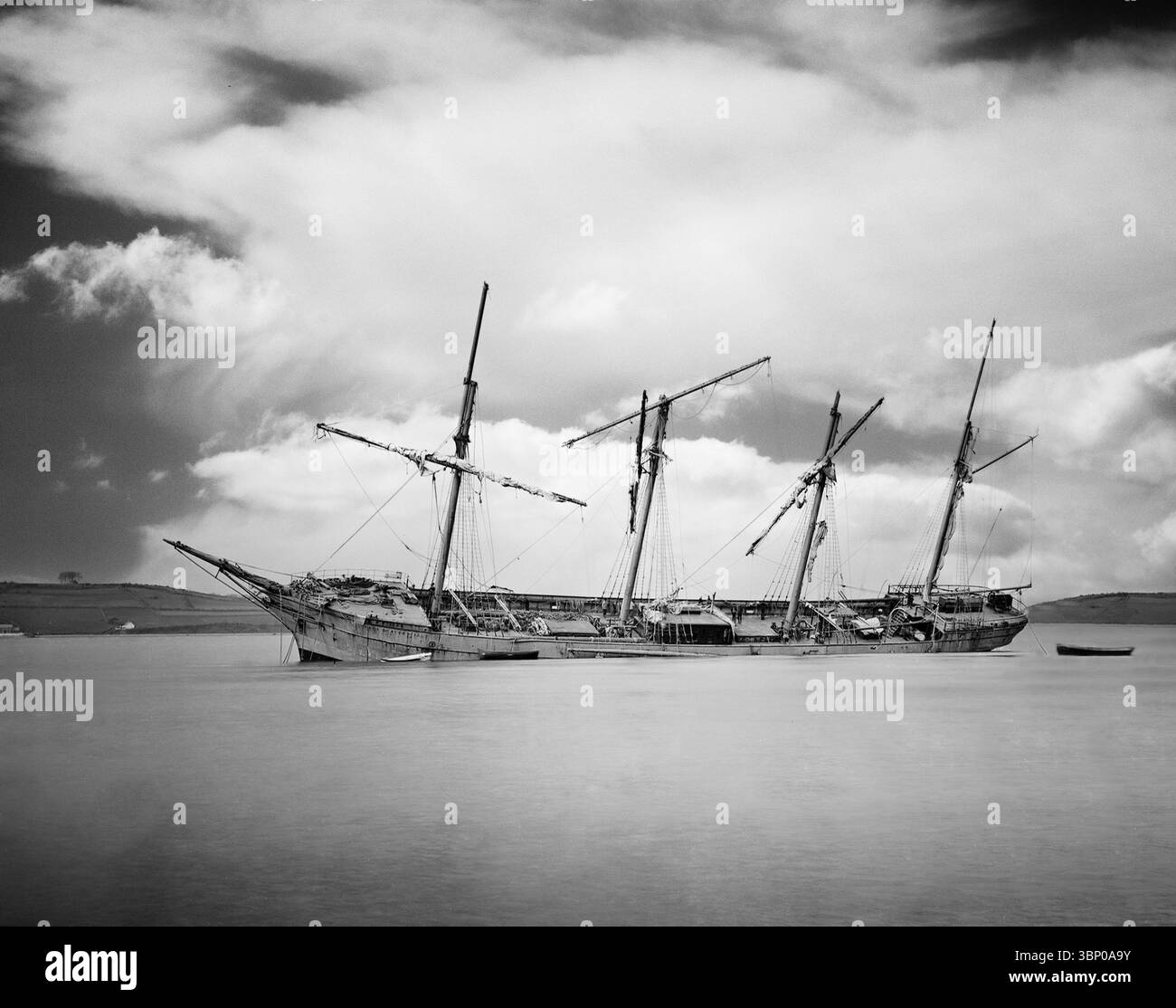 Eine Fotografie des Segelschiffs Earl of Beaconsfield aus dem späten 19. Jahrhundert, die auf seiner Seite keilte, fand im Februar 1884 in der Nähe von Cheekpoint im County Waterford, Irland, statt. Ein viermastiges eisernes Segelschiff, das 1864 als Passagier-/Frachtschiff oder Cunard Line gebaut wurde. Stockfoto