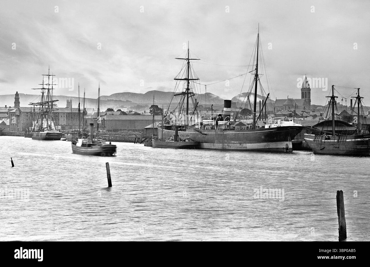 Ein Foto von Segel- und Dampfschiffen, die an den Kais am Ufer des Garvoge River in Sligo, der Grafschaft Sligo, Irland, ankern. Einige Jahre später kam es zu industriellen Unruhen, als die Arbeiter im Hafen von Sligo für bessere Löhne und Bedingungen kämpften. Dies führte zu zwei größeren Streiks, 1912 und 1913 zum ausgedehnten Sligo Dock-Streik. Beide endeten in einem Sieg für die Arbeiter. Stockfoto