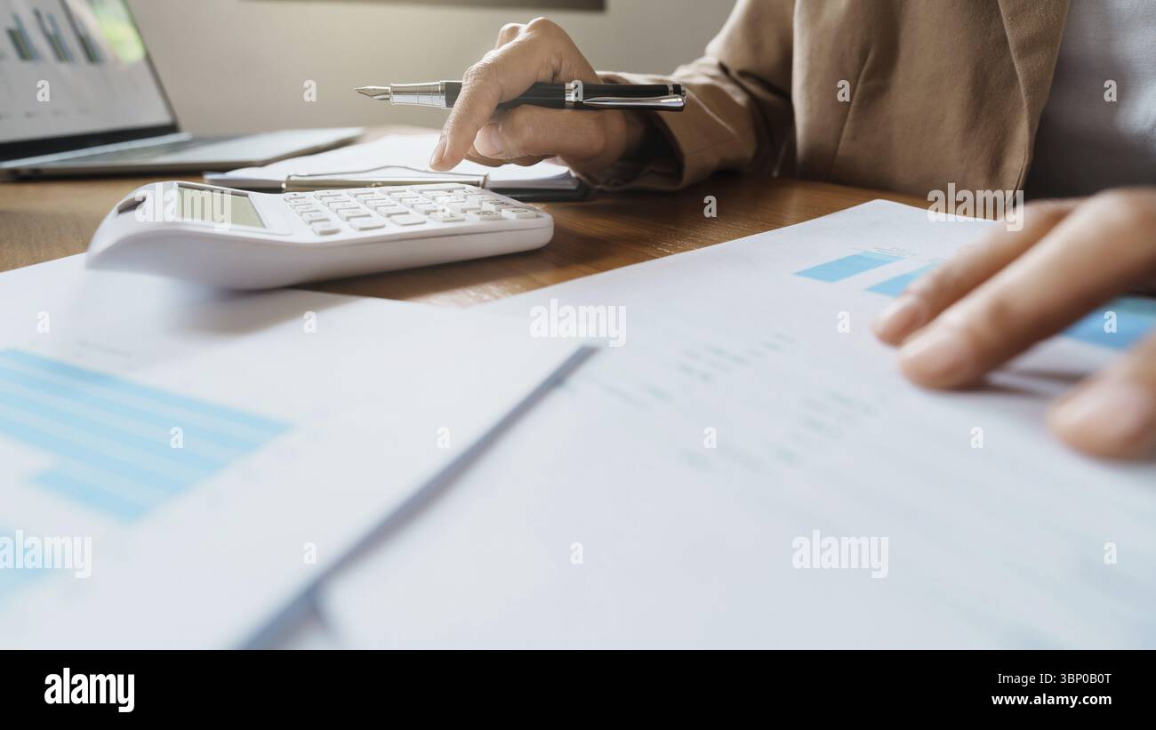 Investor, der Gewinne an der Börse berechnet. Investitionsplanung und Strategiekonzept, Finanzdatenanalyse Diagramm Geschäft Stockfoto