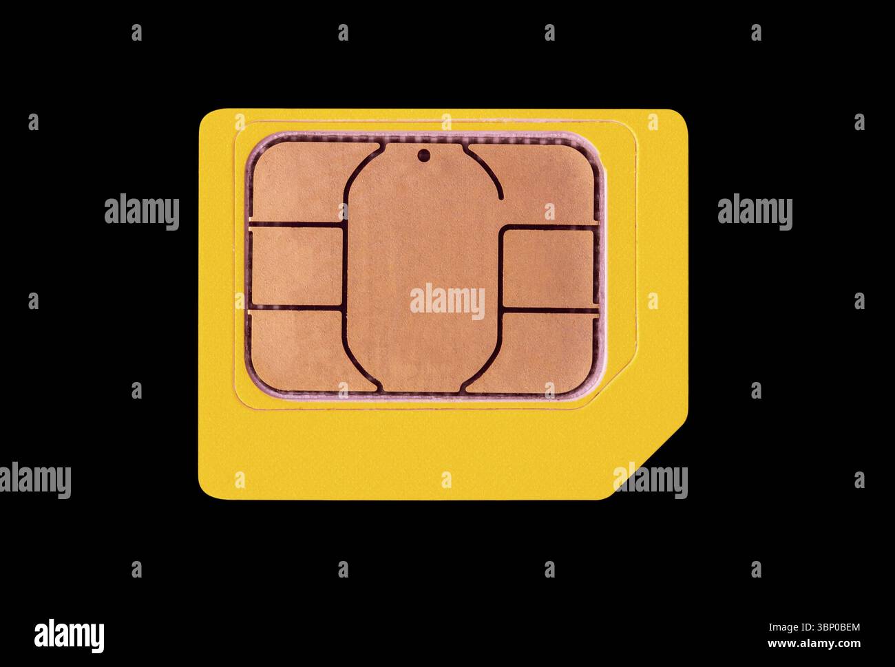 Gelbe Micro-SIM-Karte isoliert auf schwarzem Hintergrund von oben Stockfoto