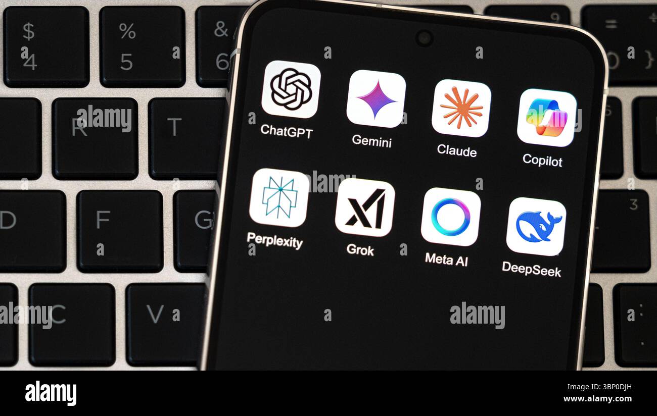 Apps für künstliche Intelligenz wie ChatGPT Gemini Copilot und Meta AI werden auf dem Mobiltelefon angezeigt Stockfoto