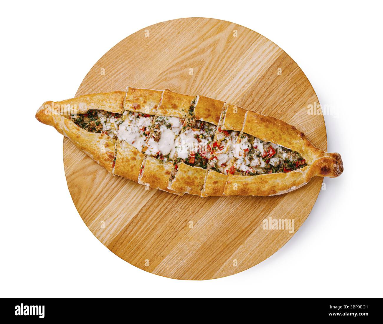 Food Stillleben, Ein langer, bootförmiger Pide mit knuspriger Kruste, gefüllt mit herzhaften Zutaten, garniert mit geschmolzenem Käse und präsentiert auf einer runden W Stockfoto