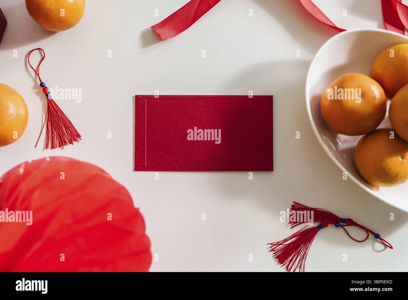 Hintergrund des dankbaren Geschenkes zum Neujahrsfest. Traditioneller chinesischer Feiertag. mandarine Orange mit rotem Taschengeld. Chinesisches Neujahrskonzept Stockfoto