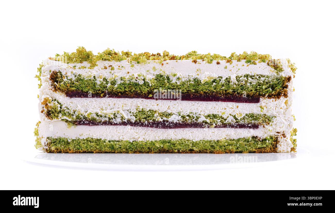 Dieses köstliche Dessert besteht aus mehreren Schichten grüner Teeschwamm, cremiger Füllung und süßer roter Bohnenpaste, garniert mit einem Crunc Stockfoto