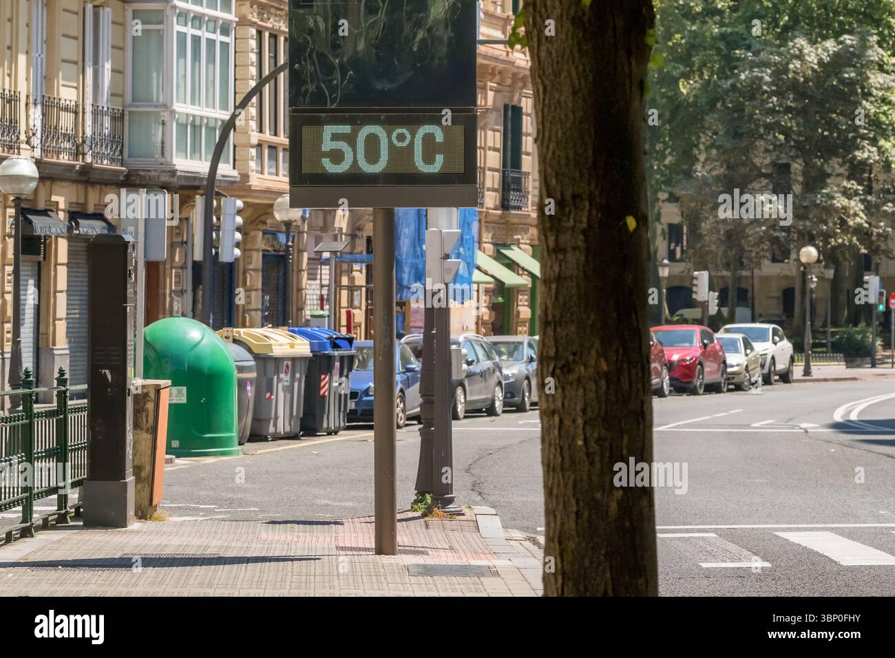 Das Straßenthermometer in Bilbao zeigt extreme 50 Grad Celsius Hitze im Sommer Stockfoto