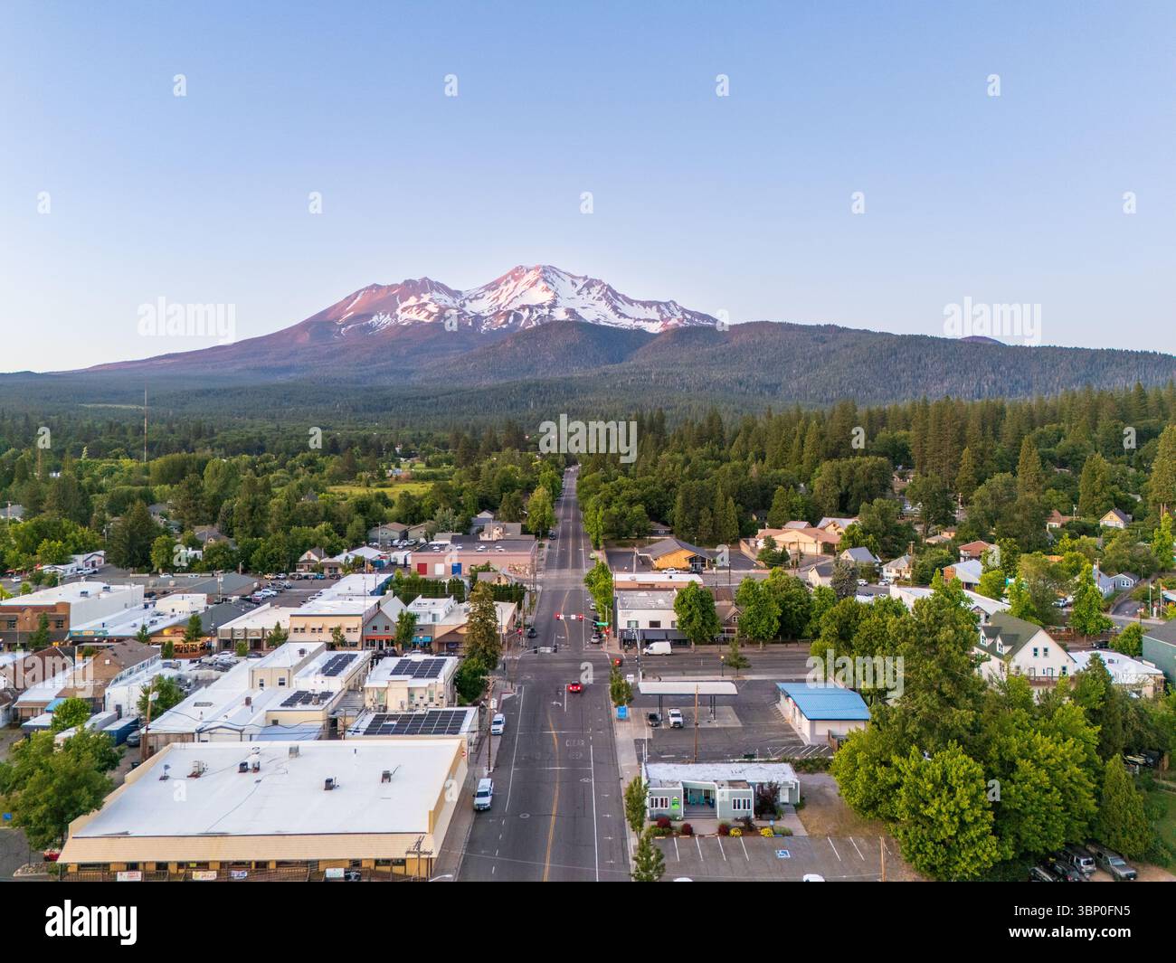 Mount Shasta Vulkan und Stadt, Kalifornien, USA, aus der Vogelperspektive bei Sonnenuntergang im Sommer Stockfoto