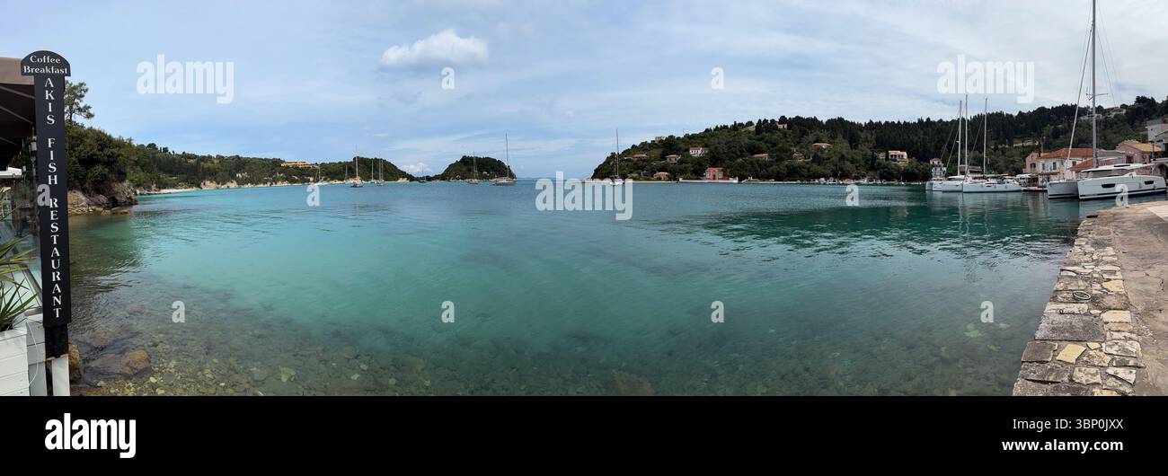 12-19/05/2025 Lakka, Paxos, Griechenland. Der Hafen von Lakka mit Yachten. Foto © Simon Grosset Stockfoto