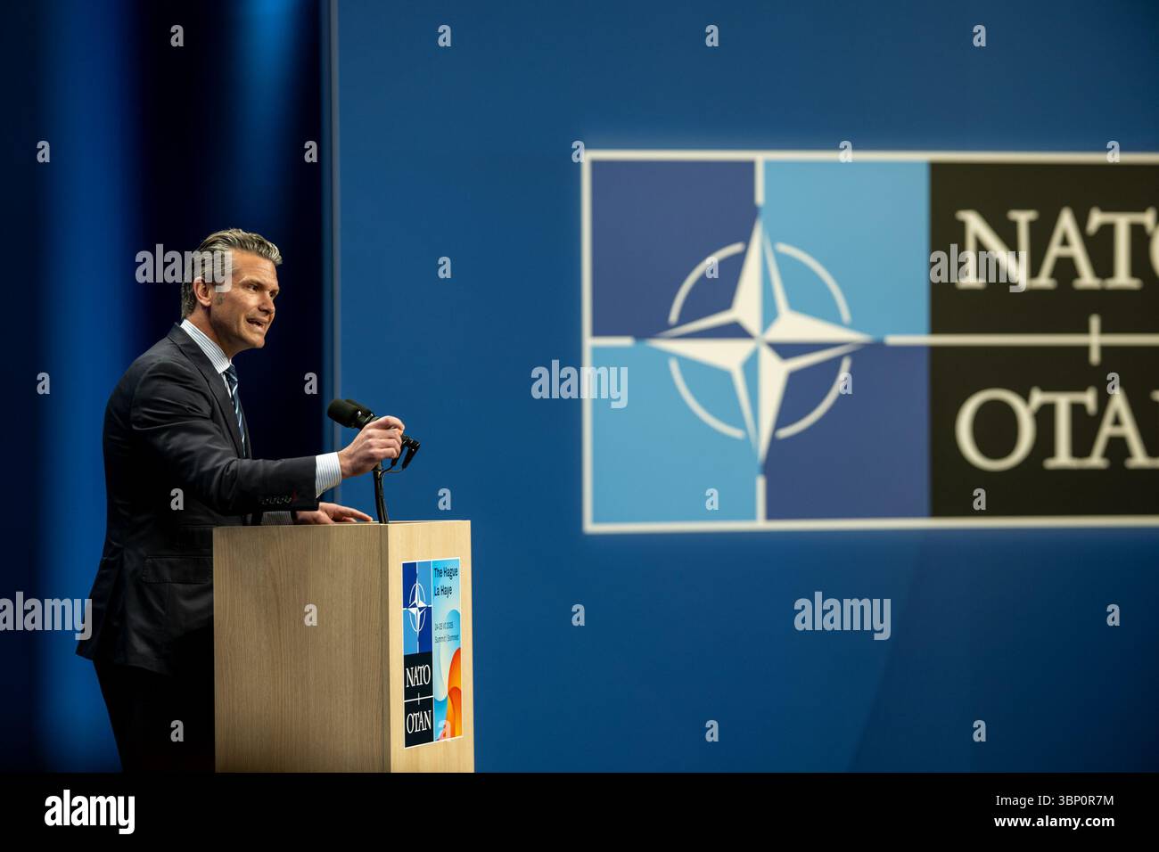 Verteidigungsminister Pete Hegseth beantwortet Fragen während einer Pressekonferenz am Mittwoch, den 25. Juni 2025, beim NATO-Gipfel 2025 auf dem Weltforum in Stockfoto