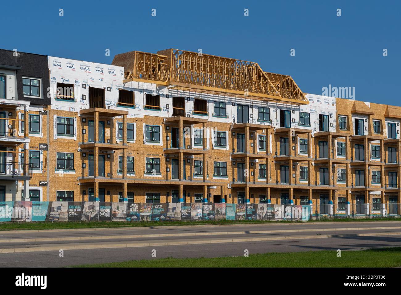 Eine Baustelle für Wohnungen und Stadthäuser in Calgary, Alberta, Kanada. Stockfoto