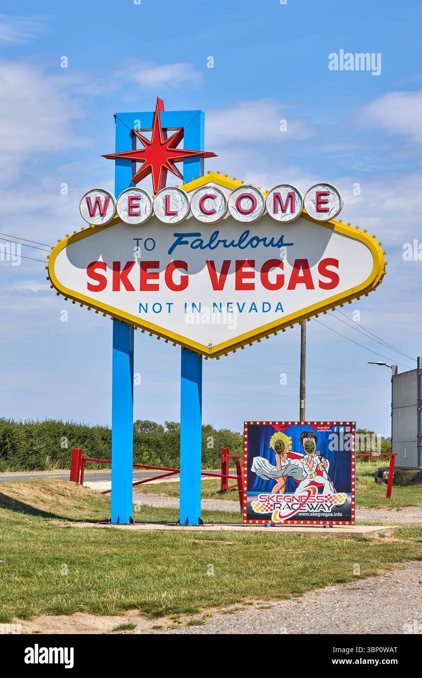 Das „SkegVegas“-Schild auf dem Skegness Raceway ist ein kühnes und verspieltes Wahrzeichen, das den pulsierenden Motorsport und die Kultur des Custom Car zelebriert. Stockfoto