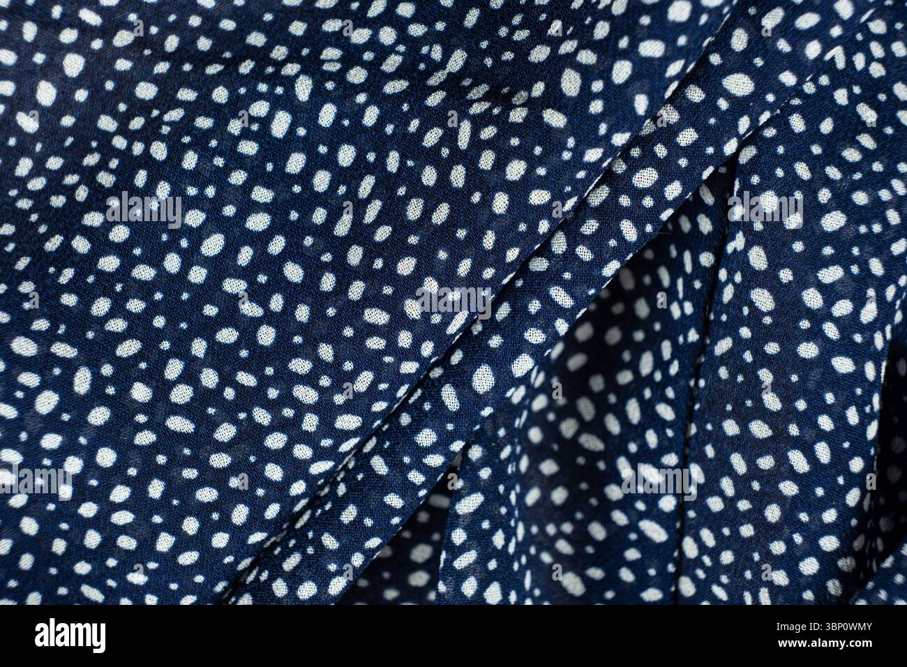 Nahaufnahme des Polka Dot Polyestergewebes. Stockfoto
