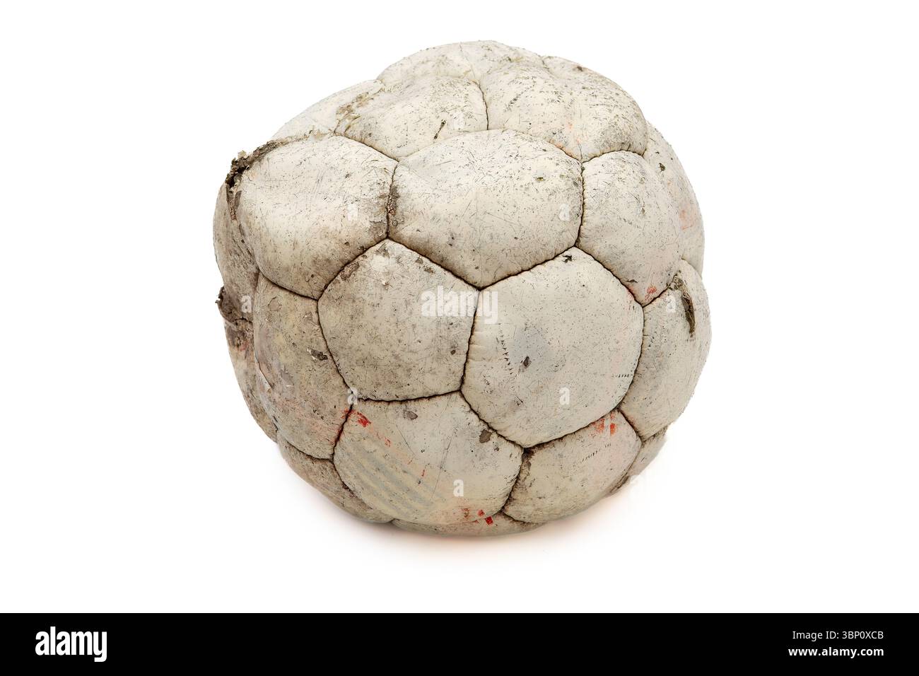 Entlüfteter alter Volleyball mit abgetragener Oberfläche auf weißem Hintergrund Stockfoto