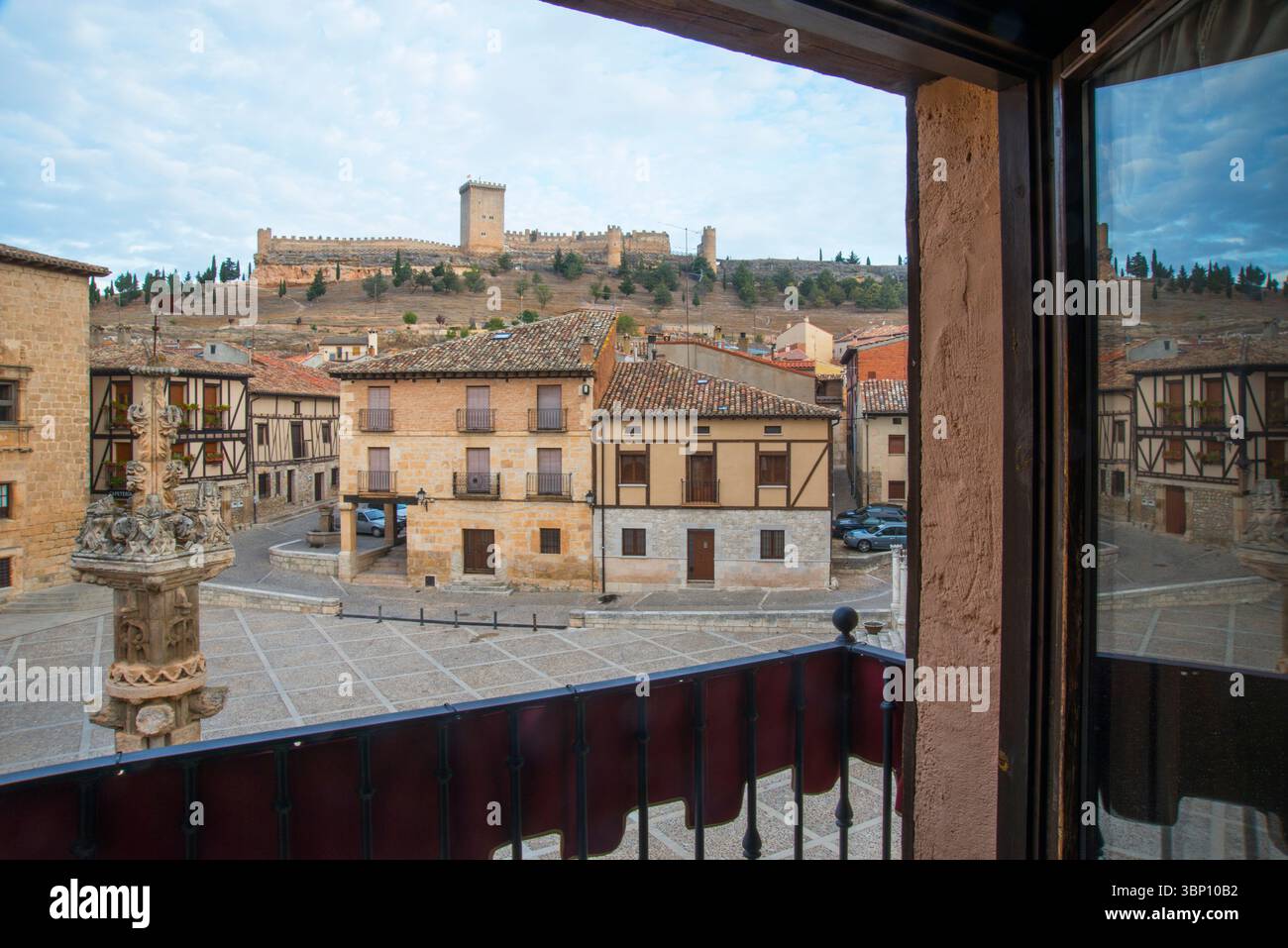 Hauptplatz und Burg von einem offenen Fenster aus gesehen. Peñaranda de Duero, Provinz Burgos, Castilla Leon, Spanien. Stockfoto