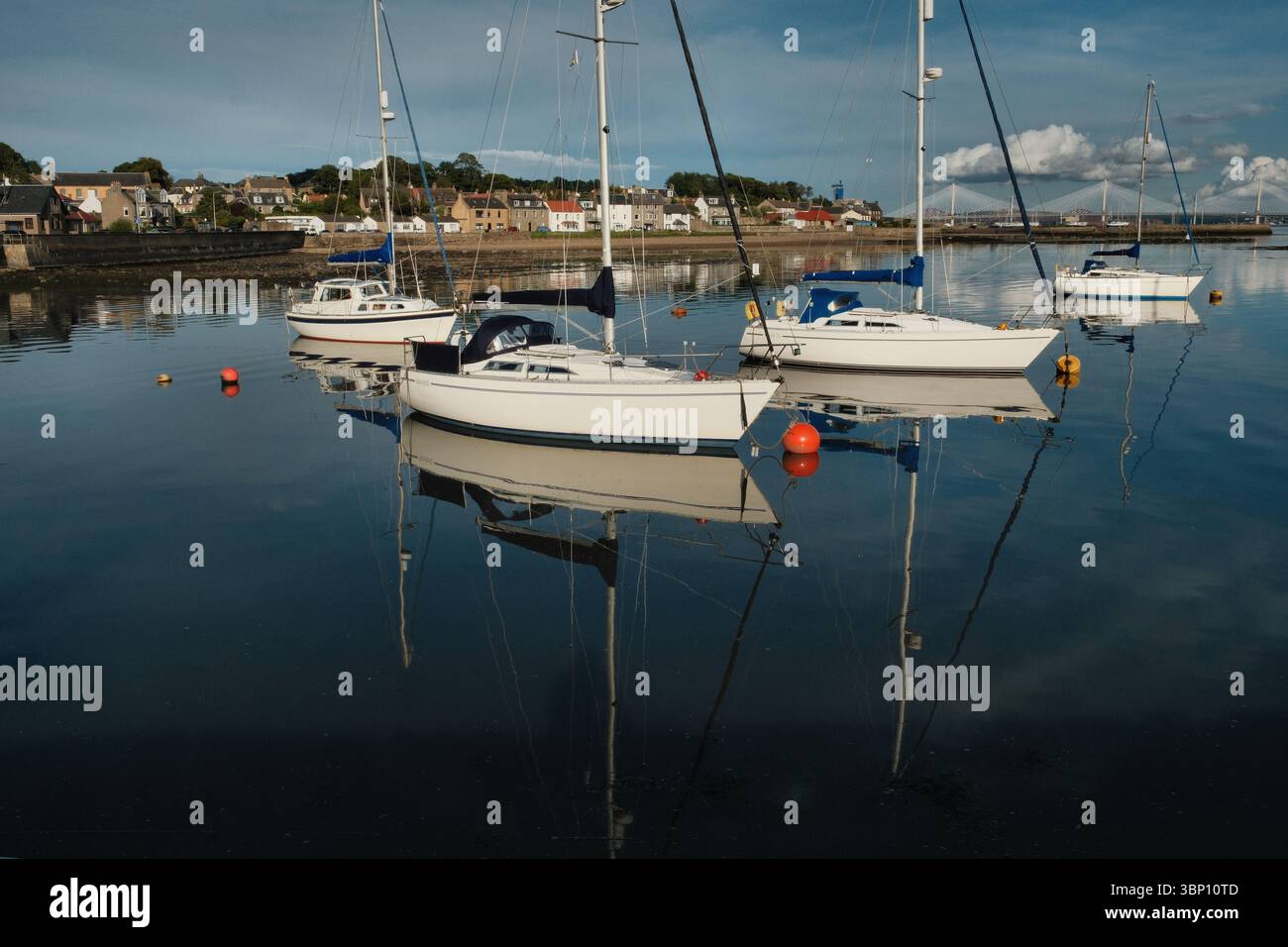 Segelboote vor Anker im goldenen Abendlicht Stockfoto