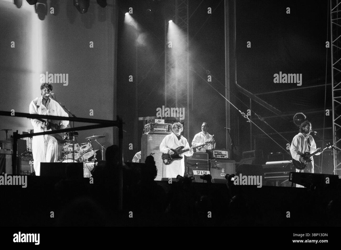 Walisische psychedelische Pop-Legenden SUPER FURRY ANIMALS setzen auf die Hauptrolle der Bergbühne. Das Green man Musikfestival in den Brecon Beacons Mountains, Glanusk Park, Wales, Großbritannien am 22. August 2015. Foto: Rob Watkins/Alamy Live News. INFO: Super Furry Animals ist eine walisische Alternative/Psychedelic-Rock-Band aus Cardiff, die 1993 gegründet wurde. Unter der Leitung von Gruff Rhys verbinden sie Britpop, elektronisches Experimentieren und walisische Kultur. Bekannt für Alben wie Fuzzy Logic, Radiator und walisisch‑language Mwng Stockfoto