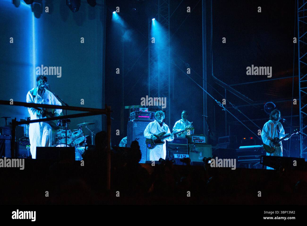 Walisische psychedelische Pop-Legenden SUPER FURRY ANIMALS setzen auf die Hauptrolle der Bergbühne. Das Green man Musikfestival in den Brecon Beacons Mountains, Glanusk Park, Wales, Großbritannien am 22. August 2015. Foto: Rob Watkins/Alamy Live News. INFO: Super Furry Animals ist eine walisische Alternative/Psychedelic-Rock-Band aus Cardiff, die 1993 gegründet wurde. Unter der Leitung von Gruff Rhys verbinden sie Britpop, elektronisches Experimentieren und walisische Kultur. Bekannt für Alben wie Fuzzy Logic, Radiator und walisisch‑language Mwng Stockfoto