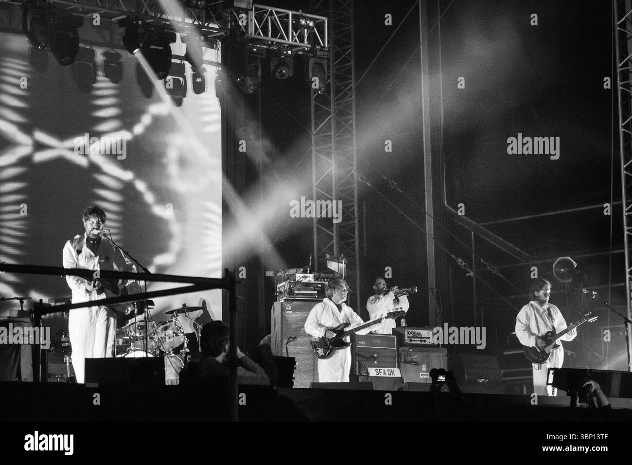 Walisische psychedelische Pop-Legenden SUPER FURRY ANIMALS setzen auf die Hauptrolle der Bergbühne. Das Green man Musikfestival in den Brecon Beacons Mountains, Glanusk Park, Wales, Großbritannien am 22. August 2015. Foto: Rob Watkins/Alamy Live News. INFO: Super Furry Animals ist eine walisische Alternative/Psychedelic-Rock-Band aus Cardiff, die 1993 gegründet wurde. Unter der Leitung von Gruff Rhys verbinden sie Britpop, elektronisches Experimentieren und walisische Kultur. Bekannt für Alben wie Fuzzy Logic, Radiator und walisisch‑language Mwng Stockfoto