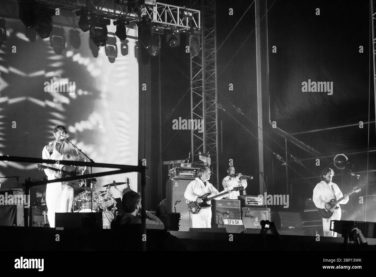 Walisische psychedelische Pop-Legenden SUPER FURRY ANIMALS setzen auf die Hauptrolle der Bergbühne. Das Green man Musikfestival in den Brecon Beacons Mountains, Glanusk Park, Wales, Großbritannien am 22. August 2015. Foto: Rob Watkins/Alamy Live News. INFO: Super Furry Animals ist eine walisische Alternative/Psychedelic-Rock-Band aus Cardiff, die 1993 gegründet wurde. Unter der Leitung von Gruff Rhys verbinden sie Britpop, elektronisches Experimentieren und walisische Kultur. Bekannt für Alben wie Fuzzy Logic, Radiator und walisisch‑language Mwng Stockfoto