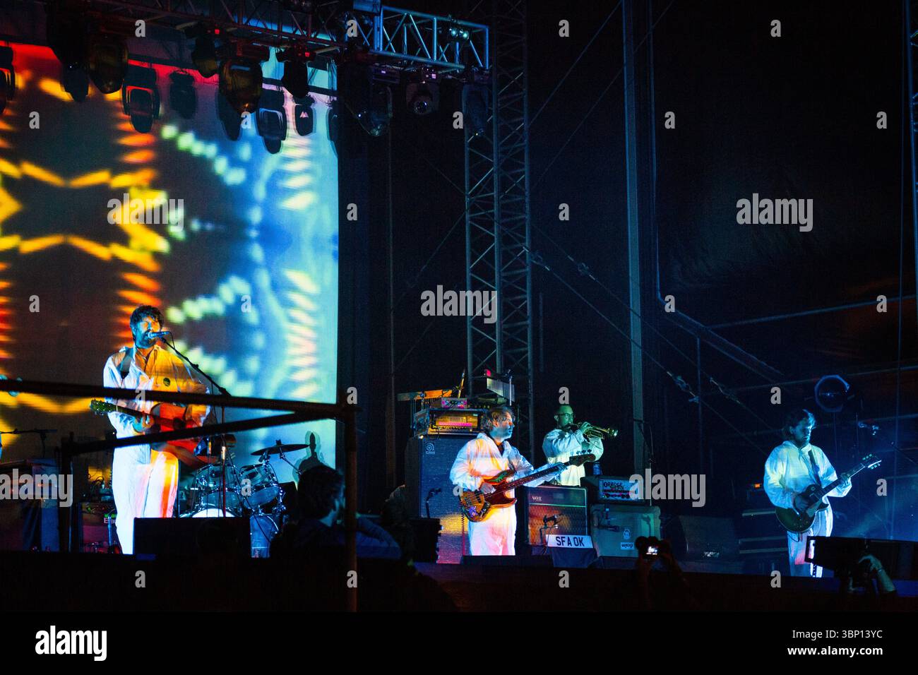 Walisische psychedelische Pop-Legenden SUPER FURRY ANIMALS setzen auf die Hauptrolle der Bergbühne. Das Green man Musikfestival in den Brecon Beacons Mountains, Glanusk Park, Wales, Großbritannien am 22. August 2015. Foto: Rob Watkins/Alamy Live News. INFO: Super Furry Animals ist eine walisische Alternative/Psychedelic-Rock-Band aus Cardiff, die 1993 gegründet wurde. Unter der Leitung von Gruff Rhys verbinden sie Britpop, elektronisches Experimentieren und walisische Kultur. Bekannt für Alben wie Fuzzy Logic, Radiator und walisisch‑language Mwng Stockfoto