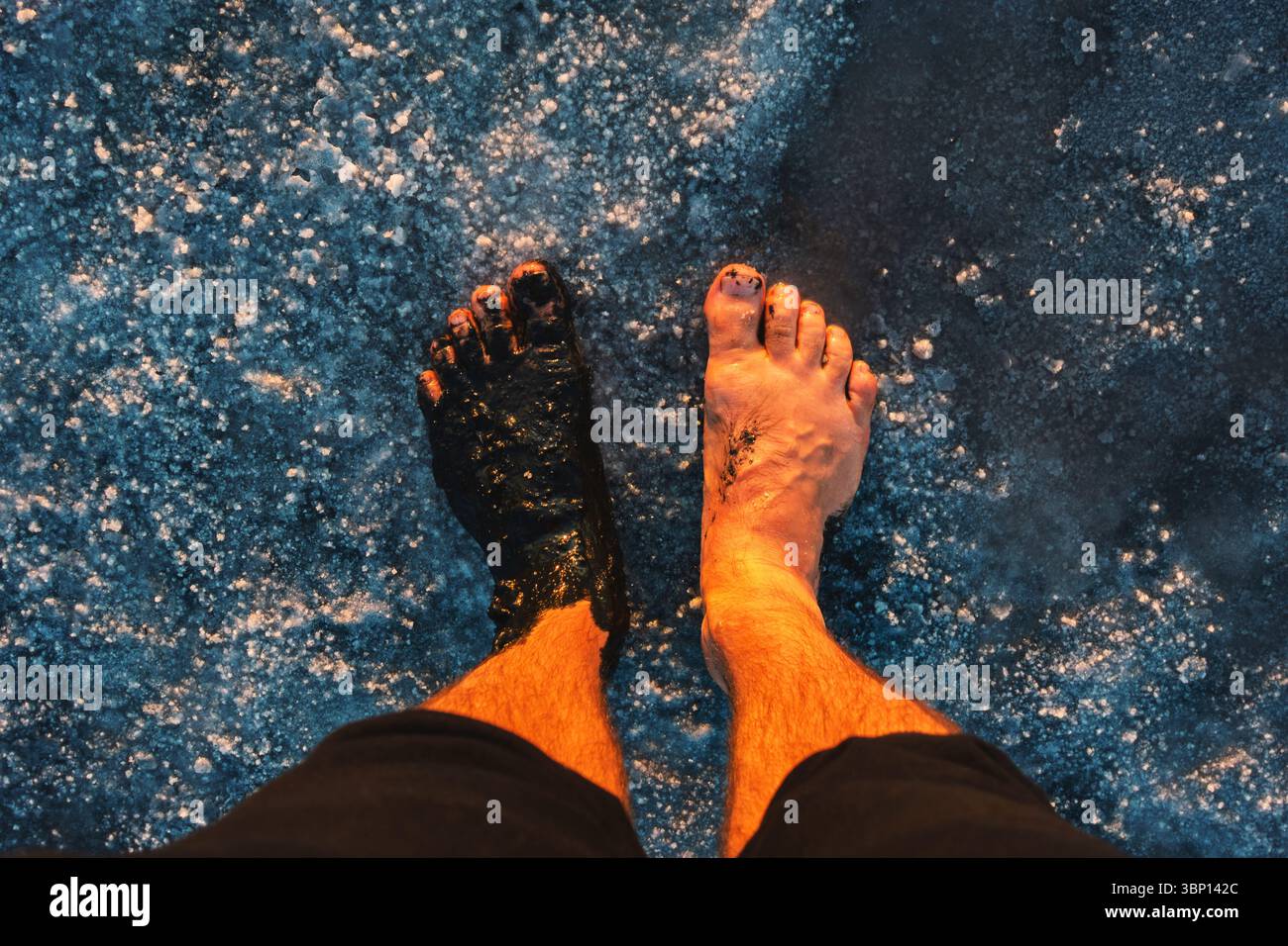 Erkunden Sie den einzigartigen Schlamm eines Salzsees, Eine Entdeckungsreise und sensorische Erlebnisse. Stockfoto