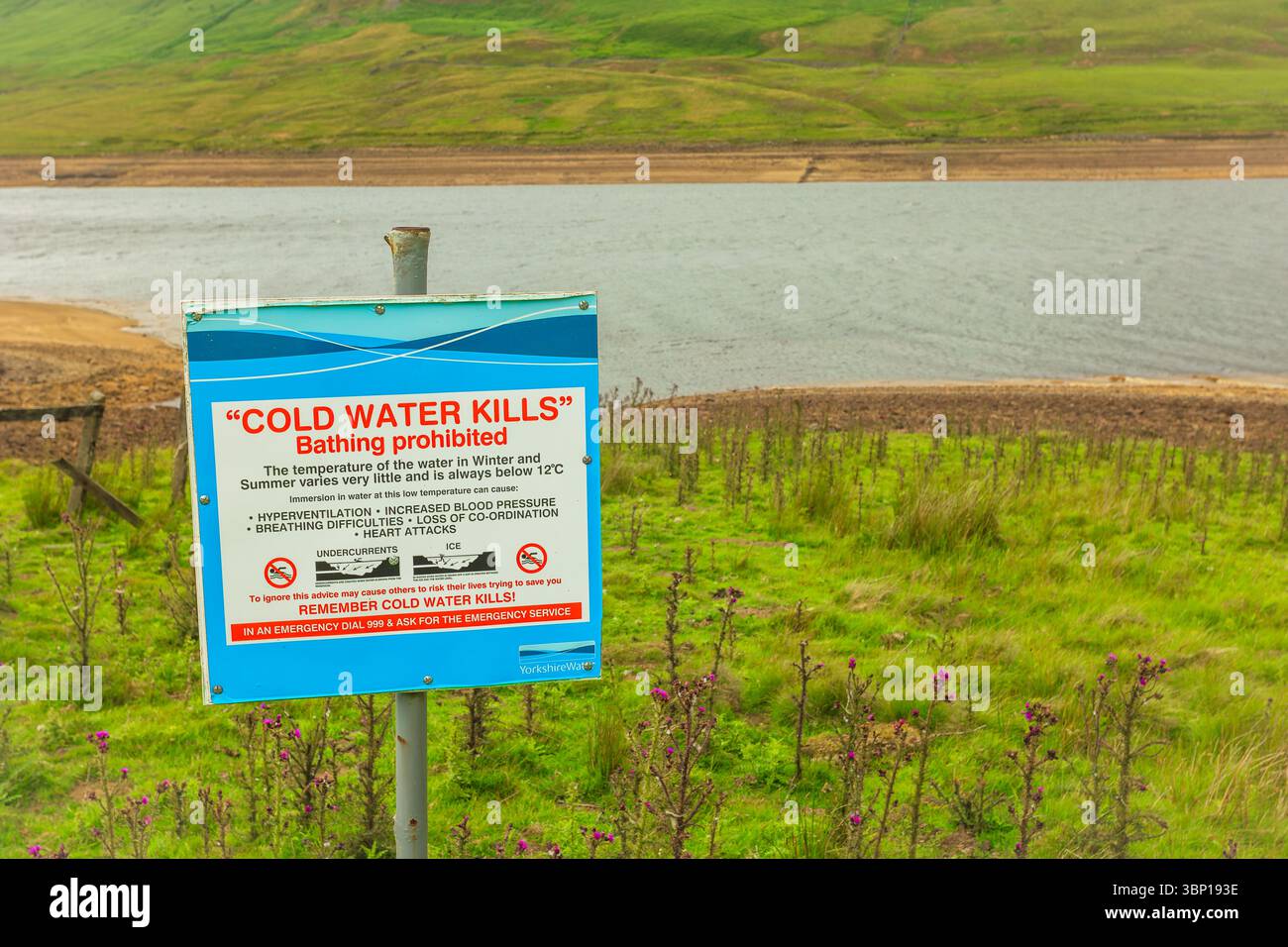 Nidderdale, Yorkshire, Großbritannien. Juli 2025. Warnschild von Yorkshire Water, „Cold Water Kills“ am Scar House Reservoir in Upper Nidderdale, Nort Stockfoto
