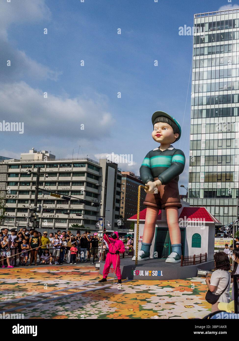 Seoul, Südkorea - Juli 05.2025: Jump Rope Game Season 3 sogar im Gwanghwamun Plaza, Seoul Stockfoto