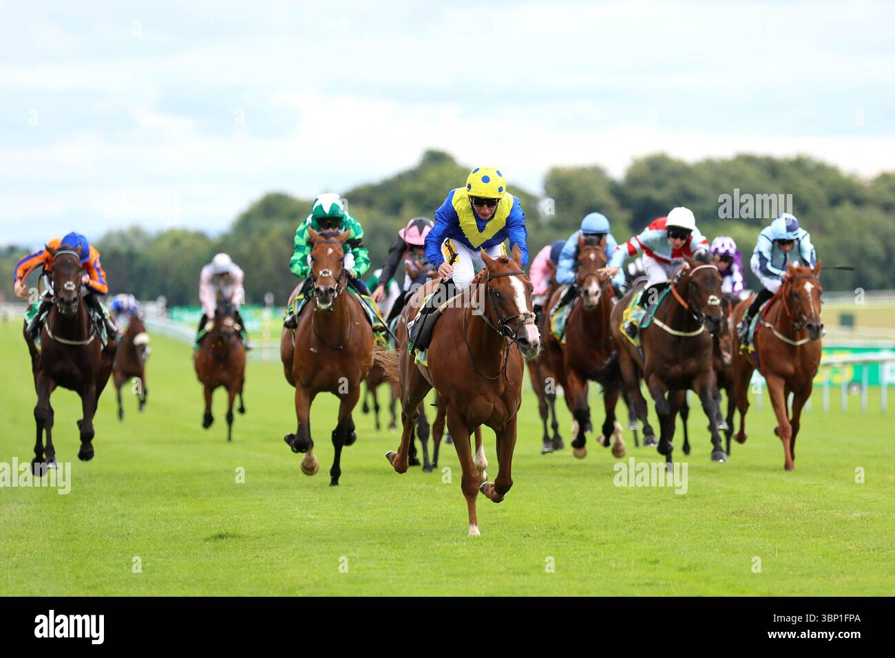 Plage de Havre wurde von P.J. McDonald (Mitte) auf dem Weg zum Sieg des Bet365 Old Newton Cup Handicap am bet365 Old Newton Cup Day auf der Pferderennbahn Haydock Park in Newton-le-Willows gefahren. Bilddatum: Samstag, 5. Juli 2025. Stockfoto