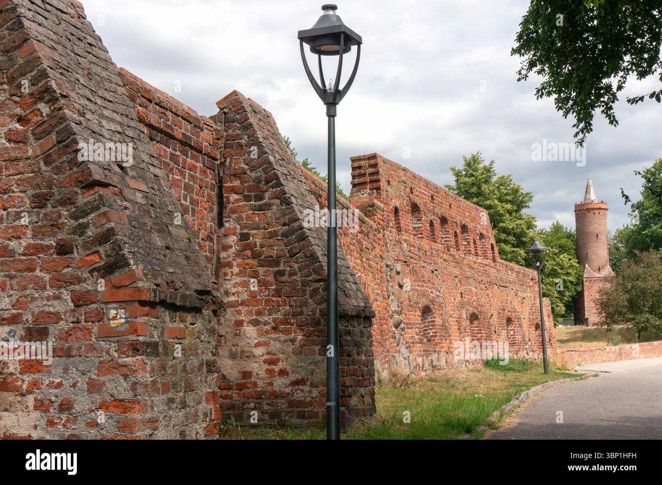 Überreste der Verteidigungsmauer, Białogłówka-Turm aus dem 15. Jahrhundert. Stargard, Polen. Stockfoto