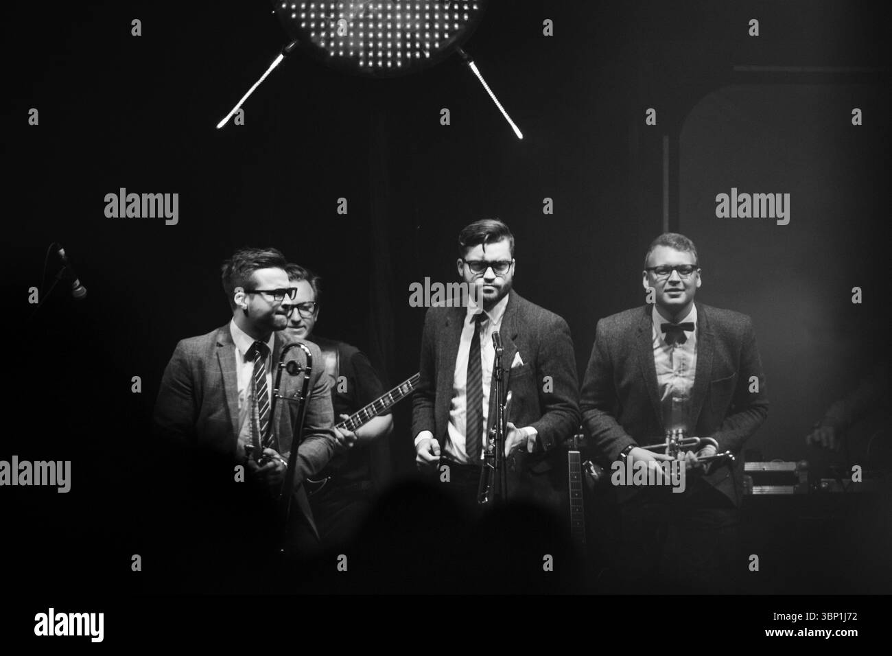 Die Band WIRD auf der Far Out Stage AUSGESTRAHLT. Das Green man Musikfestival in den Brecon Beacons Mountains, Glanusk Park, Wales, Großbritannien am 23. August 2015. Foto: Rob Watkins/Alamy Live News. INFO: Public Service Broadcasting ist ein 2009 von J. Willgoose, Esq, gegründetes Art-Rock-Quartett mit Sitz in London. Ihr filmischer Sound mischt Krautrock und Electronica mit Archivproben aus öffentlichen Informationsfilmen und schafft immersive, historisch thematisierte Konzeptalben wie INFORM-Educate-Entertain, The Race for Space und Every Valley Stockfoto