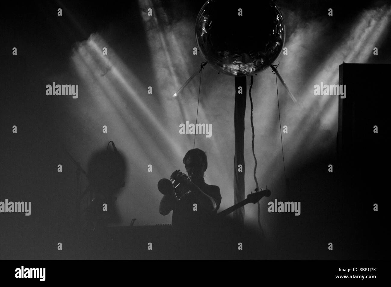 Die Band WIRD auf der Far Out Stage AUSGESTRAHLT. Das Green man Musikfestival in den Brecon Beacons Mountains, Glanusk Park, Wales, Großbritannien am 23. August 2015. Foto: Rob Watkins/Alamy Live News. INFO: Public Service Broadcasting ist ein 2009 von J. Willgoose, Esq, gegründetes Art-Rock-Quartett mit Sitz in London. Ihr filmischer Sound mischt Krautrock und Electronica mit Archivproben aus öffentlichen Informationsfilmen und schafft immersive, historisch thematisierte Konzeptalben wie INFORM-Educate-Entertain, The Race for Space und Every Valley Stockfoto