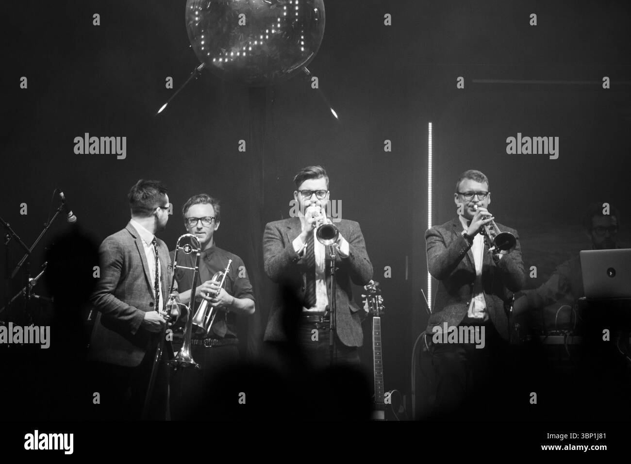 Die Band WIRD auf der Far Out Stage AUSGESTRAHLT. Das Green man Musikfestival in den Brecon Beacons Mountains, Glanusk Park, Wales, Großbritannien am 23. August 2015. Foto: Rob Watkins/Alamy Live News. INFO: Public Service Broadcasting ist ein 2009 von J. Willgoose, Esq, gegründetes Art-Rock-Quartett mit Sitz in London. Ihr filmischer Sound mischt Krautrock und Electronica mit Archivproben aus öffentlichen Informationsfilmen und schafft immersive, historisch thematisierte Konzeptalben wie INFORM-Educate-Entertain, The Race for Space und Every Valley Stockfoto