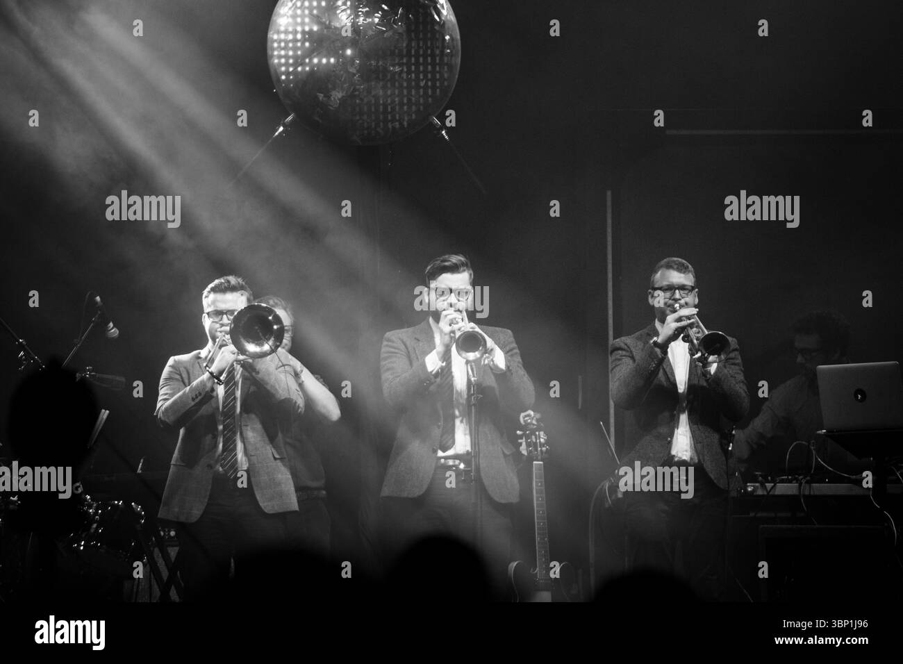 Die Band WIRD auf der Far Out Stage AUSGESTRAHLT. Das Green man Musikfestival in den Brecon Beacons Mountains, Glanusk Park, Wales, Großbritannien am 23. August 2015. Foto: Rob Watkins/Alamy Live News. INFO: Public Service Broadcasting ist ein 2009 von J. Willgoose, Esq, gegründetes Art-Rock-Quartett mit Sitz in London. Ihr filmischer Sound mischt Krautrock und Electronica mit Archivproben aus öffentlichen Informationsfilmen und schafft immersive, historisch thematisierte Konzeptalben wie INFORM-Educate-Entertain, The Race for Space und Every Valley Stockfoto