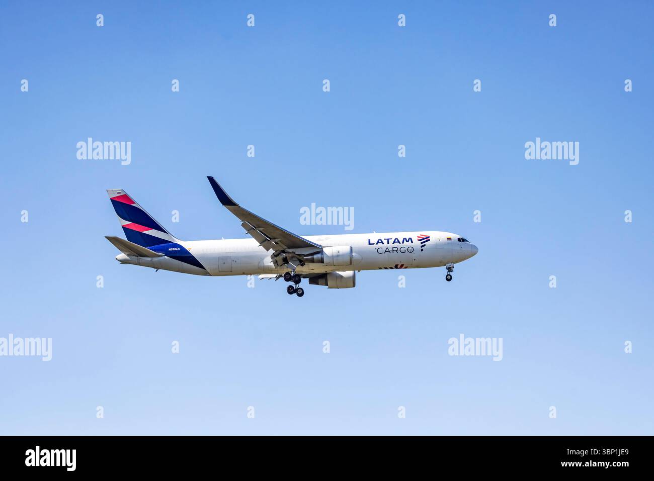 Flughafen Fraport in Frankfurt am Main. Flugzeug im Landeanflug. Luftfahrzeugkennzeichen: N538LA, LATAM Cargo Colombia, Boeing 767-300F. // 28.04.2025. Frankfurt am Main, Hessen, Deutschland, Europa *** Fraport Airport in Frankfurt am Main Flugzeuge mit Anflugzeugnummer N538LA, LATAM Cargo Colombia, Boeing 767 300 F 28 04 2025 Frankfurt am Main, Hessen, Deutschland, Europa Stockfoto