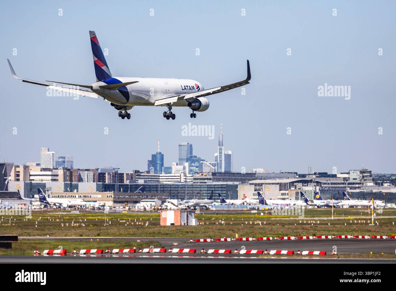 Flughafen Fraport in Frankfurt am Main. Flugzeug im Landeanflug. Luftfahrzeugkennzeichen: N538LA, LATAM Cargo Colombia, Boeing 767-300F. // 28.04.2025. Frankfurt am Main, Hessen, Deutschland, Europa *** Fraport Airport in Frankfurt am Main Flugzeuge mit Anflugzeugnummer N538LA, LATAM Cargo Colombia, Boeing 767 300 F 28 04 2025 Frankfurt am Main, Hessen, Deutschland, Europa Stockfoto