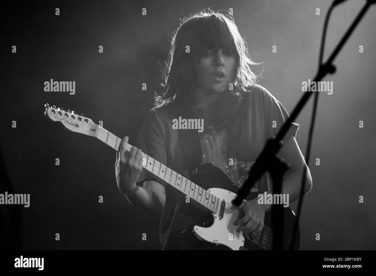 Singer-Songwriter COURTNEY BARNETT auf der Far Out Stage. Das Green man Musikfestival in den Brecon Beacons Mountains, Glanusk Park, Wales, Großbritannien am 23. August 2015. Foto: Rob Watkins/Alamy Live News. INFO: Courtney Barnett, geboren 1987 in Sydney, ist eine australische Singer-Songwriterin, die für ihre toten Vocals, witzigen, weitläufigen Texte und ausdrucksstarken Gitarrenarbeiten bekannt ist. Sie debütierte mit Sometimes I sit… (2015), gewann Arias und erhielt Grammy und Brit Nods. Stockfoto