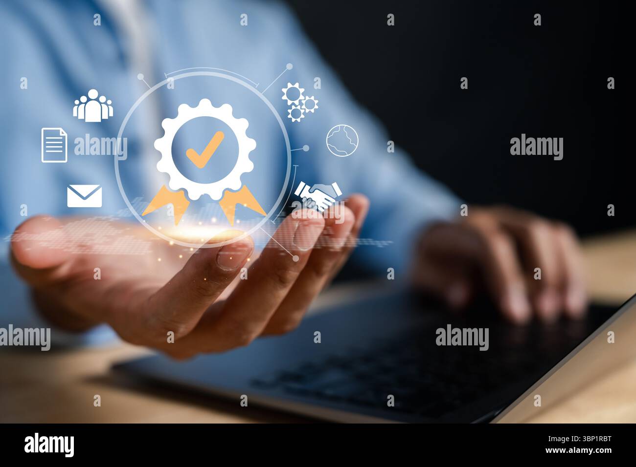 Qualitätssicherungssymbol mit Häkchen und Business steht für Vertrauen, Compliance, Zertifizierung, Leistungsbewertung, Serviceverlässlichkeit, Stockfoto