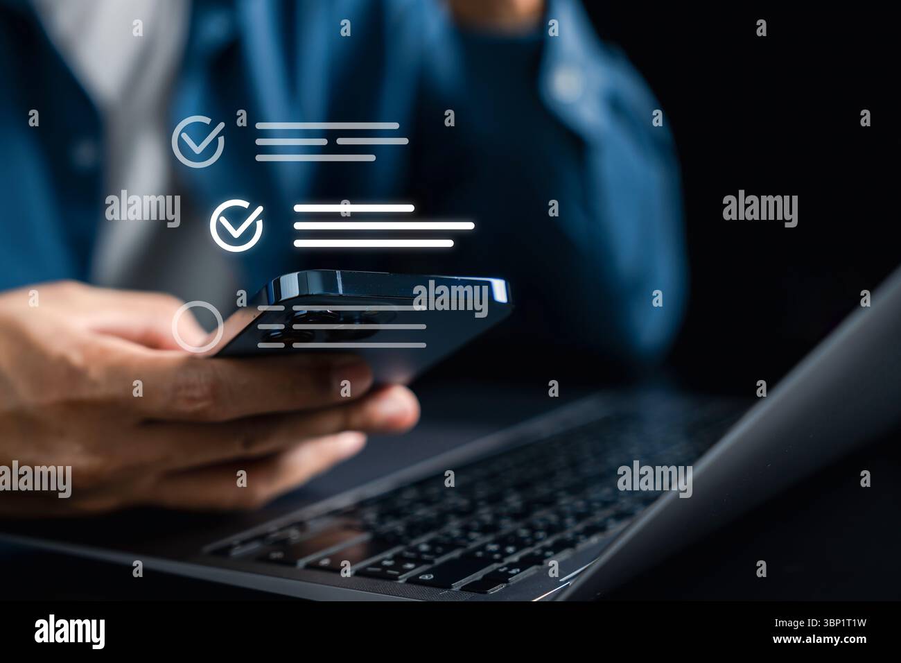 Mobile Checkliste und Online-Umfrageformular für Aufgaben, Datenerfassung und Produktivitätsmanagement. Unterstützung von digitalem Workflow, papierlosen Prozessen und Re Stockfoto