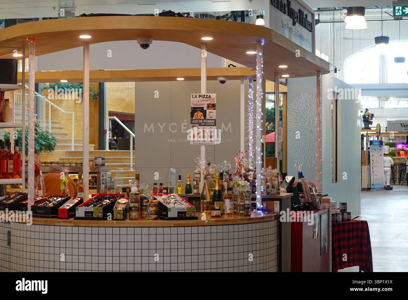 Moderner Einkaufszentren-Kiosk mit kreisförmigem Design, in dem Getränke verkauft werden Stockfoto