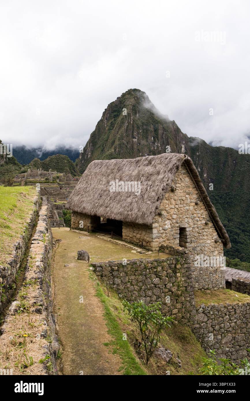 Das Wachhaus oder die Hausmeisterhütte ist ein restauriertes Steingebäude mit Strohdach, das von den Wärtern am Eingang von Machu Picchu in Peru genutzt wird. Stockfoto
