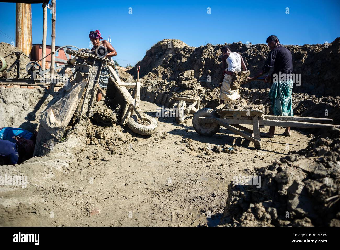 19. November 2024, Chittagong, Bangladesch: Arbeiter und Kinder arbeiten in einem Ziegelofen in Chittagong, Bangladesch. Stockfoto