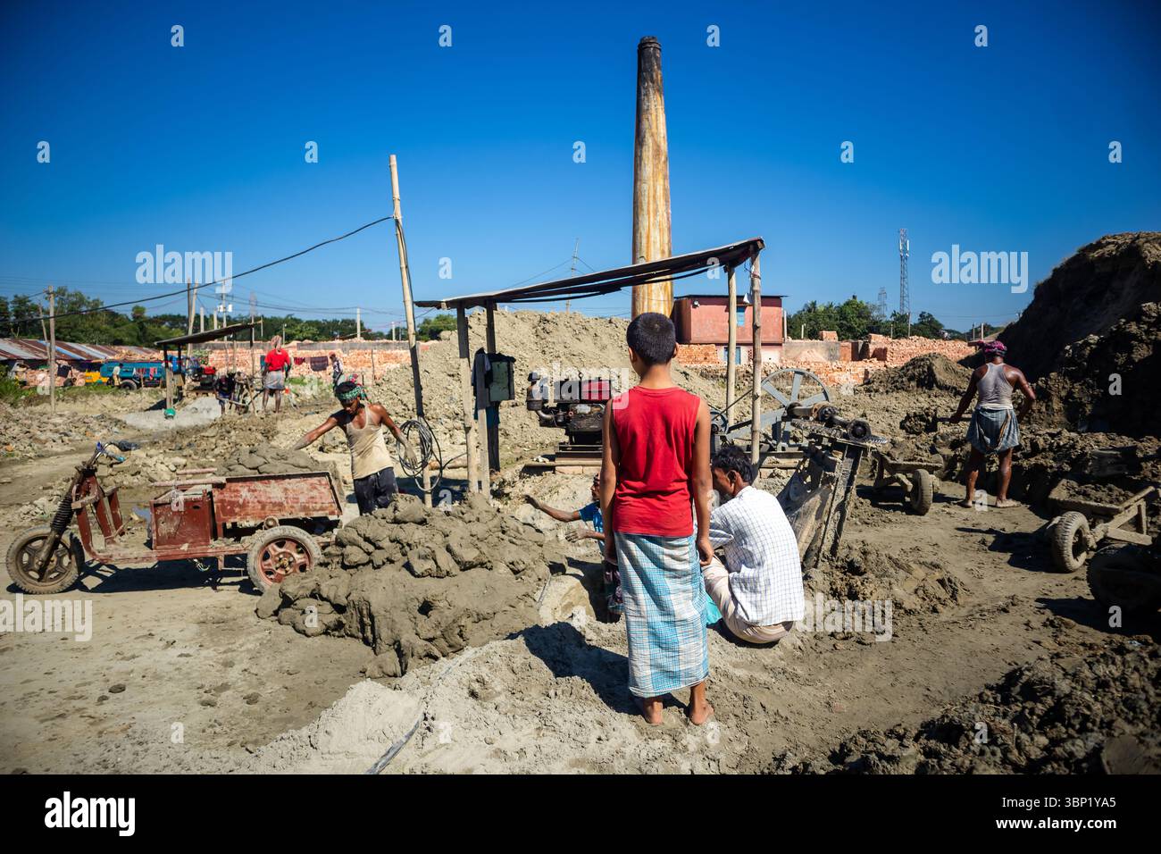 19. November 2024, Chittagong, Bangladesch: Arbeiter und Kinder arbeiten in einem Ziegelofen in Chittagong, Bangladesch. Stockfoto